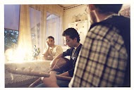 Hakan bespeelt de saz