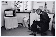 Wim Kok volgt de verkiezingsuitslagen op de televisie