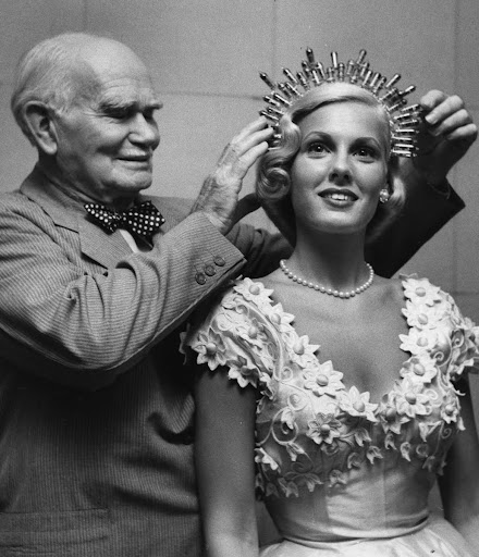 Lee de Forest crowning Sylvania's Tube Queen, 1952