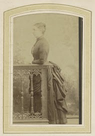 Portret van een vrouw met een jurk