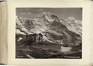 Gezicht op een hotel en de besneeuwde toppen van de Jungfrau