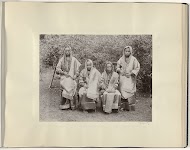 Groepsportret van vier Minangkabause vrouwen in rijke dracht uit de Padangse Bovenlanden