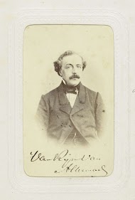 Studioportret van een man met snor  in een colbert