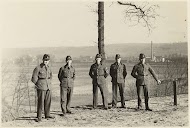 Vijf leden van de Reichsarbeitsdienst in een landschap