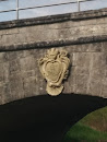 Wappen an der Brücke