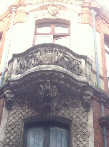 Balcon de pierre sculpté