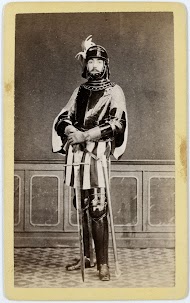 Portret van (vermoedelijk) een Delftse student met harnas en zwaard