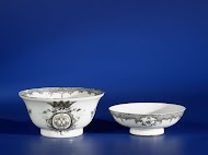 Klokvormige dekselkom met een monogram in een rijkversierd cartouche