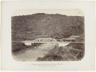 Overgang van den rechter naar den linker dalwand. Brug over de Tjibadak wijd 6 + 12 + 6 M.