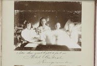 Groepsportret van Tine, Sophie, David en Bram Vermeulen aan de ontbijttafel, Königswinter