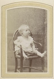 Portret van een baby op een stoel