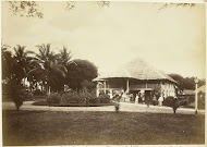 Paul Sandel voor zijn huis in Tandjong Poera, Langkat Sumatra