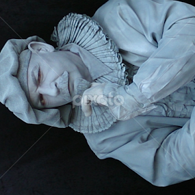 Street performer  by Aleksandra Ivanković Mazzuka  - People Musicians & Entertainers