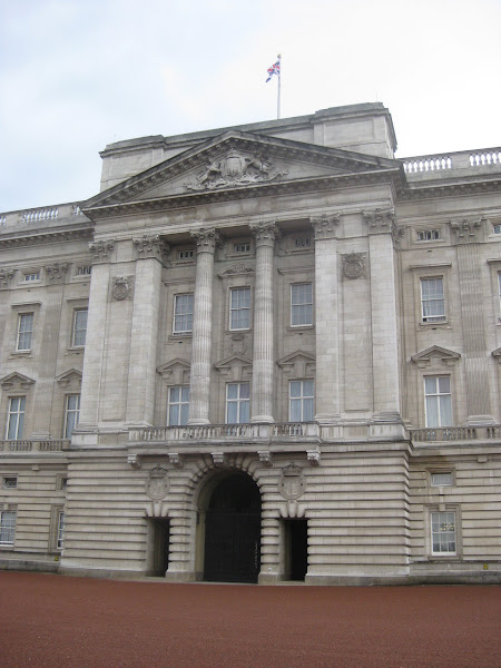 Buckingham Palace. Surprisingly not that nice looking from the outside.