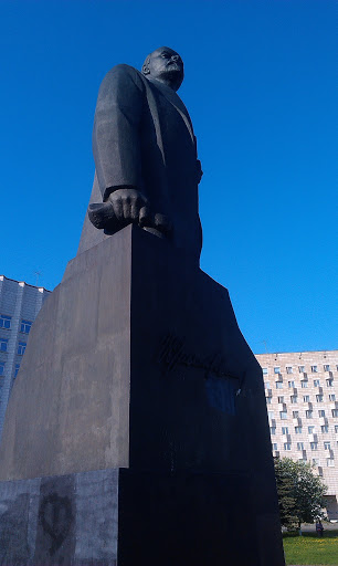 Памятник Ленину и Обелиск Севе