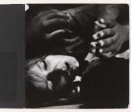 De gezichten van een liggende vrouw met open mond en een man naast haar