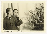 Wehrmacht soldaten bij een kerstboom