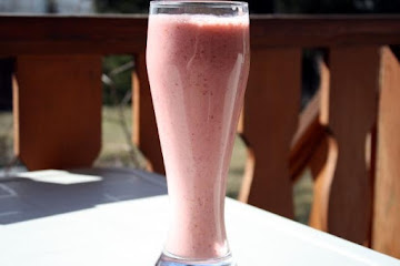 Mango, Strawberry and Spinach Smoothie with Hemp Hearts