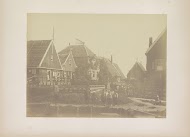 Gezicht op Marken met enkele kinderen in klederdracht