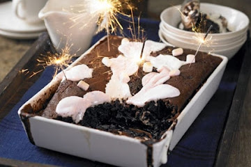 Sticky chocolate pudding with marshmallows