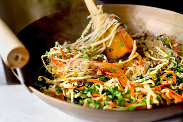 Cabbage and Carrot Noodles With Egg