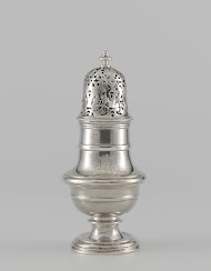 Peperbus van olie- en azijnstel bestaande uit twee flessen en een peperbus  in een drielobbige houder.