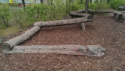 Holzschlange auf Spielplatz