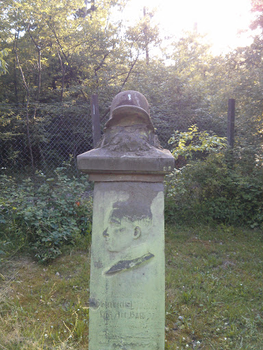 Steinhelm am Waldfriedhof