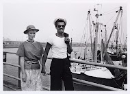 Matroos met zijn meisje tijdens de Nationale Vlootdagen