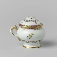 Pasteipot, rond, met deksel en oor, behorend bij een servies met geslingerd lintmotief met bladertakken, bloemboeketten en gestrooide bloemtakken