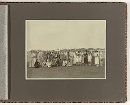 Gekostumeerd voetbalelftal van het Centraal Kantoor voor de Statistiek te Batavia