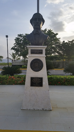 Busto De Juan Pablo Duarte En Sede De Navegacion Aerea