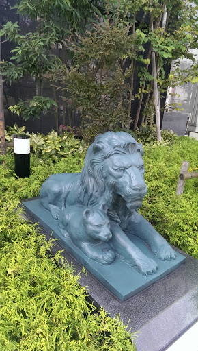 ライオンの親子の像