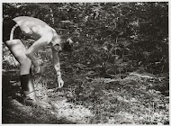 Militair in zwembroek en laarzen