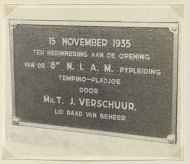 Plaquette ter herinnering aan de opening van de pijpleiding van Tempino naar Pladjoe op Sumatra