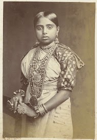 Portret van een jonge vrouw, gekleed in sari en behangen met sieraden