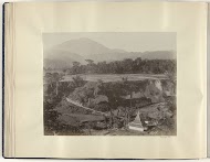 Panorama van een berglandschap met sawa's in Nederlands-Indië