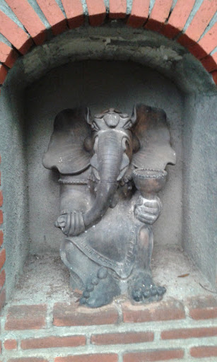 Patung Gajah Duduk