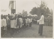 Schoolleerlingen staan in het gelid onder leiding van een docent in Gadingredjo