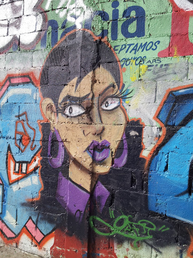Chica Purpura Graffiti