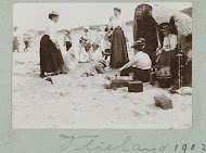 Gezelschap maakt plezier op strand