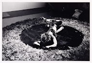 Kunstenares Lydia Schouten tijdens een performance