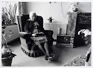 Oude dame luistert thuis via de Kerktelefoon naar de avondoverdenking