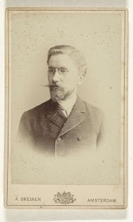 Studioportret van man met snor, baard en bril