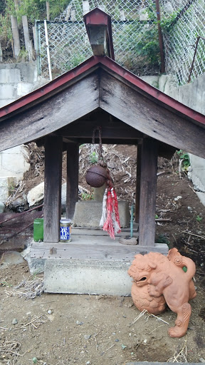 祠 Small Shrine