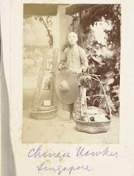 Chinese straatvekoper met manden die over de schouder hangen vol met verkoopwaar