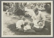 Tine Kleiterp-Vermeulen en haar kinderen Klaas en Tiny in een tuin in Pangka op Java