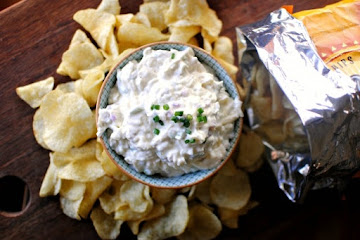 Cheesy Roasted Garlic Chip Dip