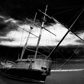 shipwreck by Enrique Santana Carballo - Black & White Landscapes