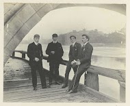 De vrienden van Dolph Kessler poseren onder Gainsborough Bridge